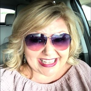 Meet your Posher, Dina